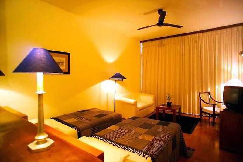 The Blue Water - Geoffrey Bawa Heritage - City Resort Hotel Wadduwa Room photo